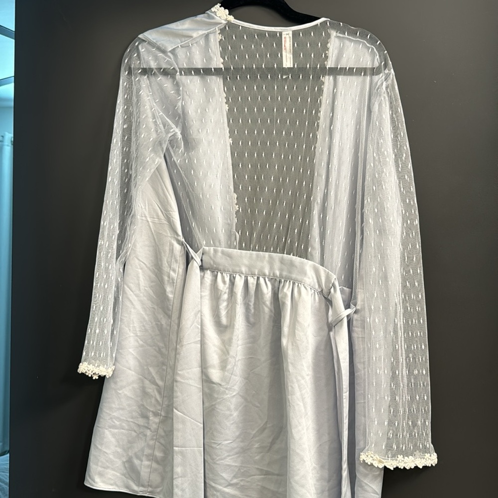 Flora Nikrooz Calanthe Robe - Picture 5 of 5